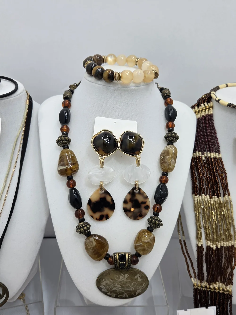 HUGE! 38pc Vintage To Now Jewelry Lot CHICO'S KENNETH LANE NRQ Necklace Earrings - Picture 2 of 16